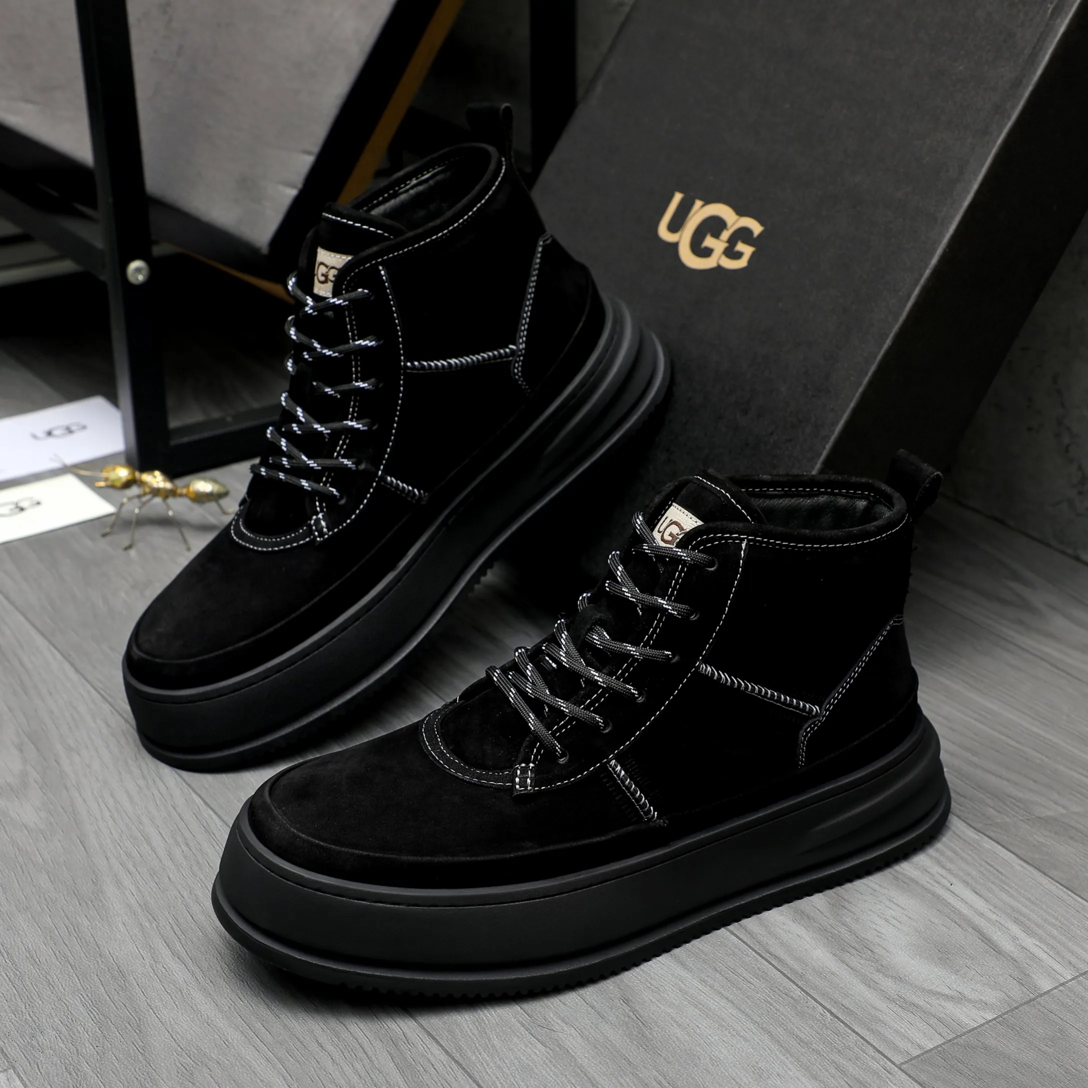 P620 Product trademark: "UGG" Gaobang men's shoes Regular size: 39-44 Product materials: Selected suede cowhide upper, wool lining, original outsole